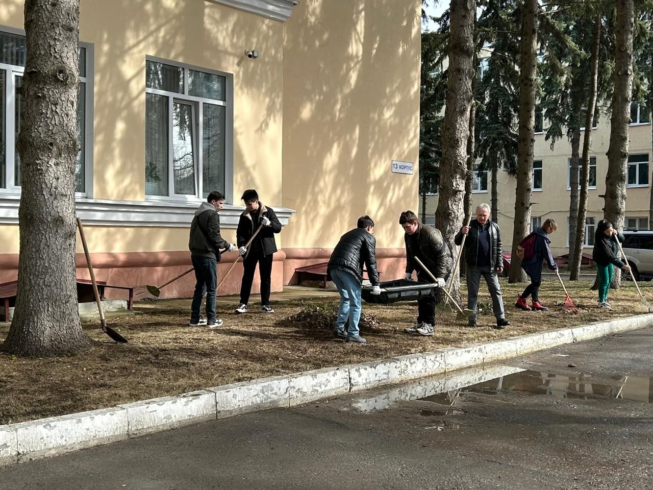 Студенты группы 23ФПИ1 на уборке территории